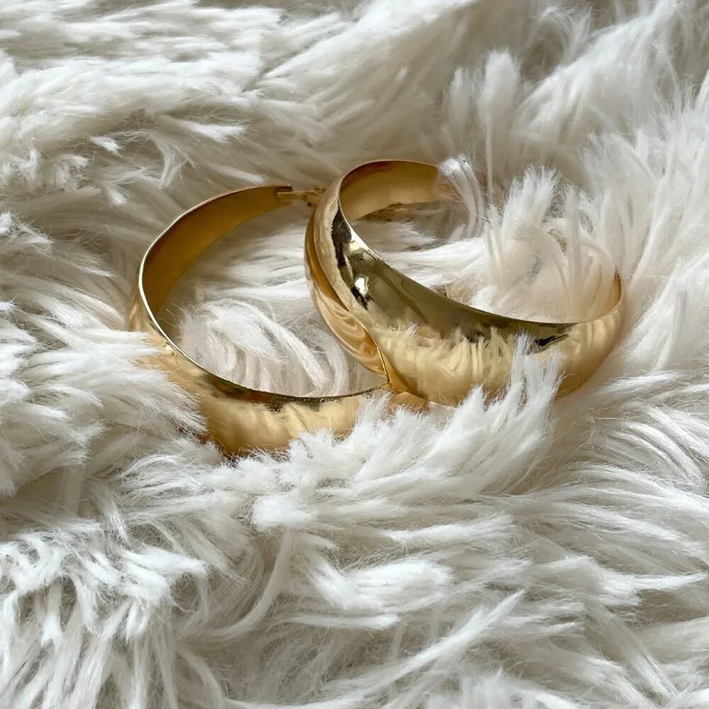 Yellow Gold tone Elegant Women's Minimalist Hoop Earrings - Picture 6 of 8